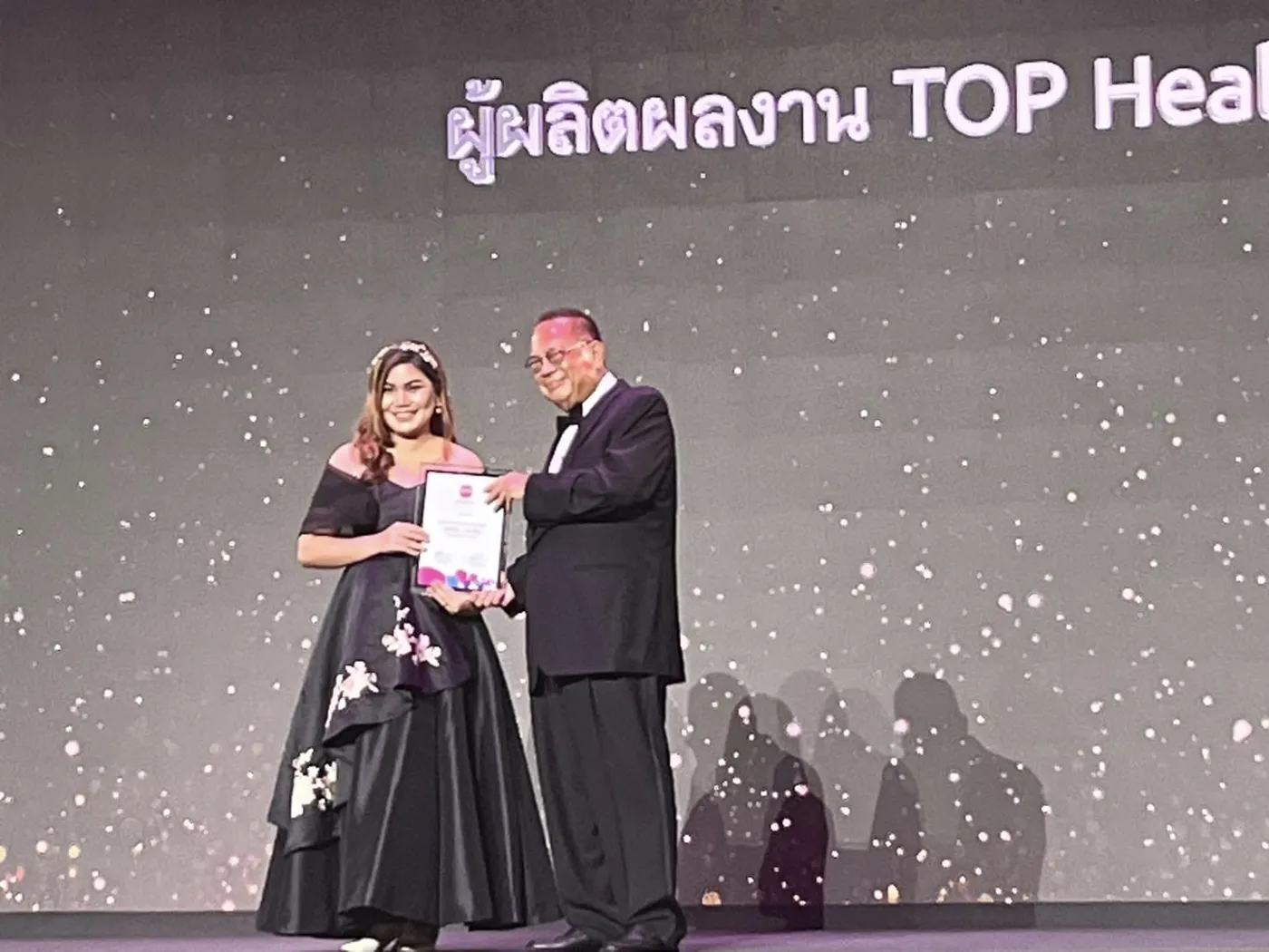 รับรางวัลผู้ผลิตผลงาน TOP Health